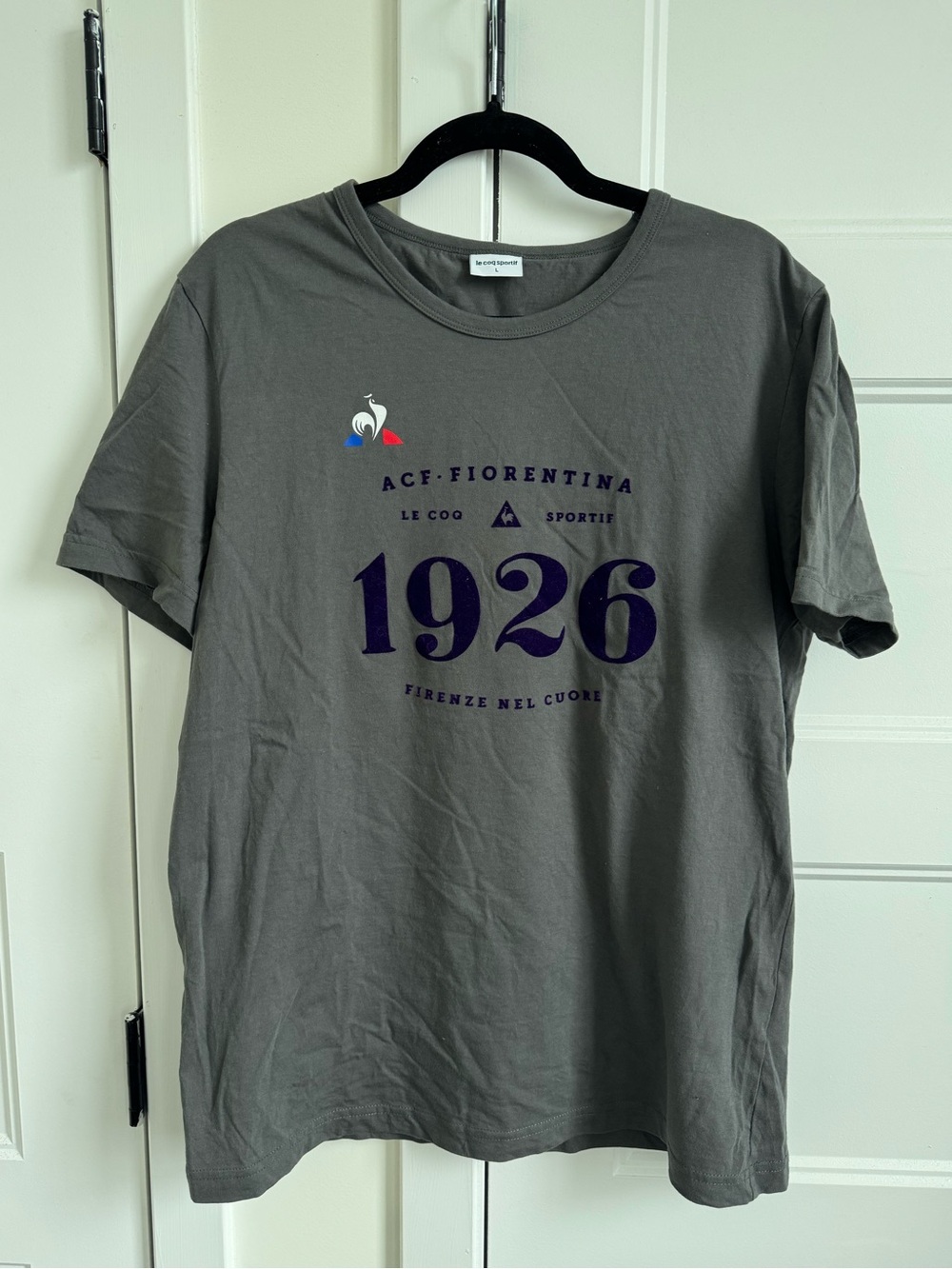 Le Coq Sportif ACF Fiorentina 1926 Felt Purple Graphic Men’s Short Sleeve Tee